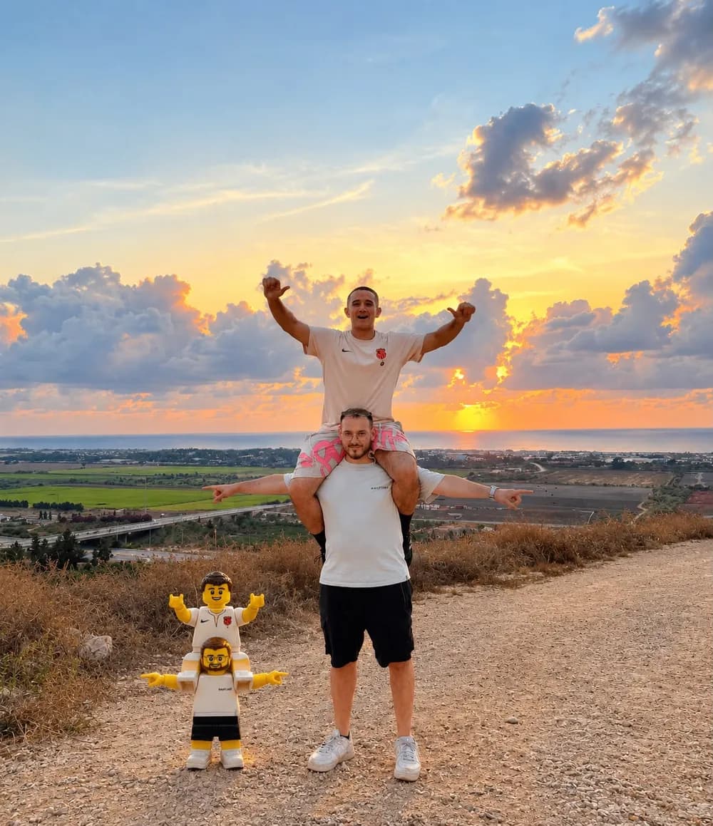 חבר יושב על הכתפיים של חבר בשקיעה ולידם דמויות לגו באותה תנוחה